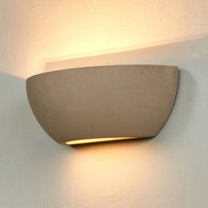Moderne Lindby Wandleuchte Renata aus Beton in Alu für indirekte Beleuchtung im Flur.