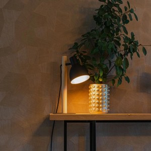 QAZQA Flint Tischlampe Schwarz mit Holz auf Regal, leuchtend neben Pflanze. Rustikale Innenleuchte.