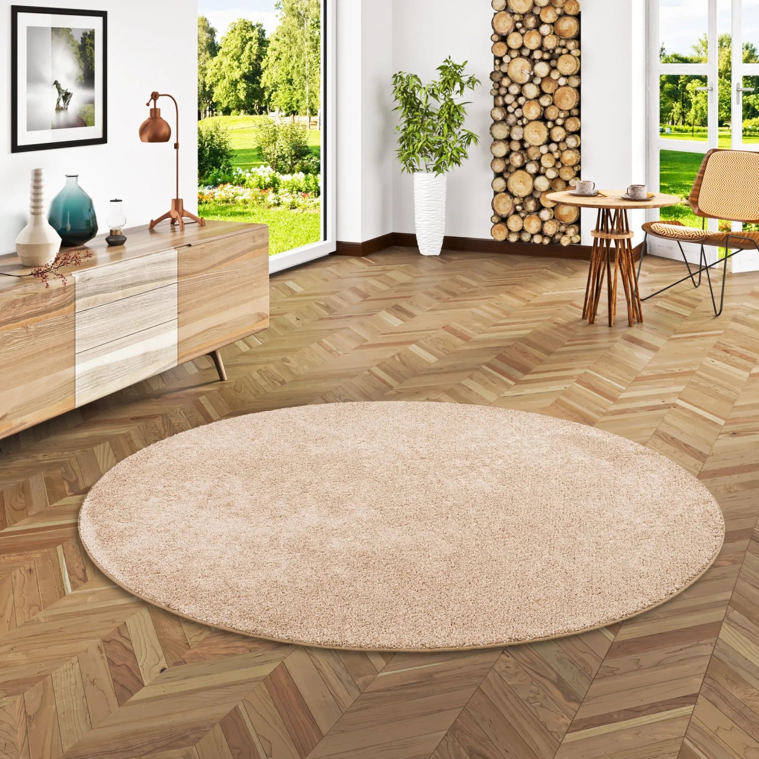 Runder, naturfarbener Snapstyle Hochflor Teppich Mona, 100x100 cm, auf Holzboden.