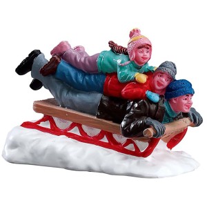 Lemax Weihnachtsfigur: Vater und Kinder rodeln auf einem Schlitten. Winterliche Dekoration.