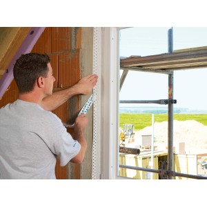 Mann verklebt Fensterrahmen mit Siga Fentrim 20 Klebeband für luftdichte Dämmung.