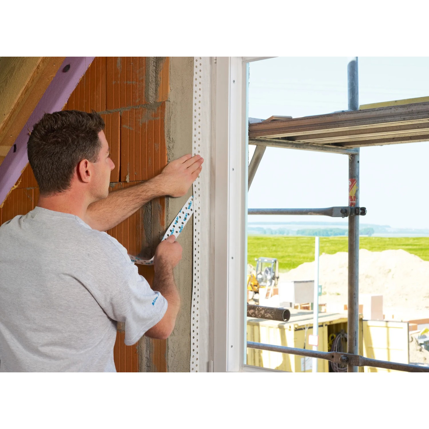 Mann verklebt Fensterrahmen mit Siga Fentrim 20 Klebeband für luftdichte Dämmung.