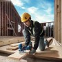 Handwerker sägt Holz mit Bosch Akku-Stichsäge aus dem 18V Akku-Geräte Set.