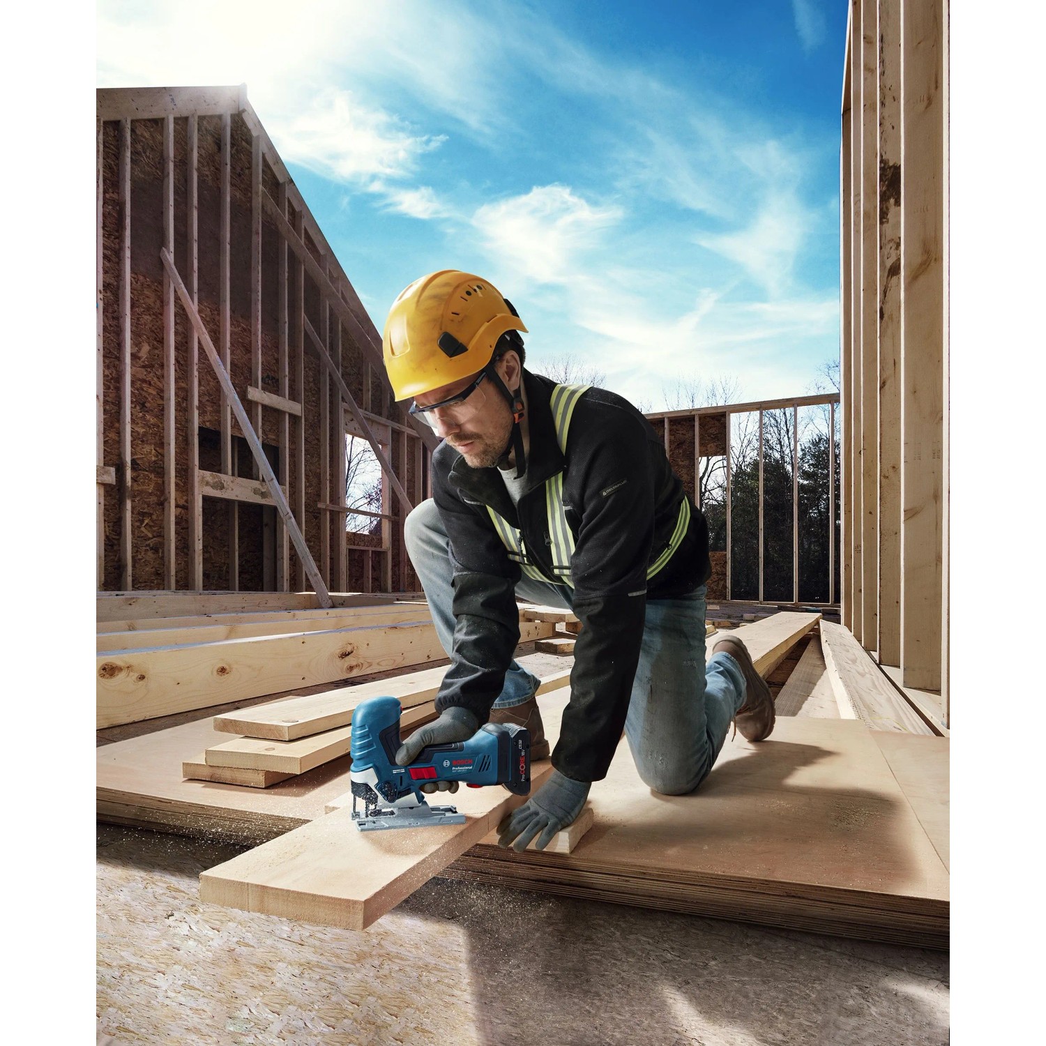 Handwerker sägt Holz mit Bosch Akku-Stichsäge aus dem 18V Akku-Geräte Set.