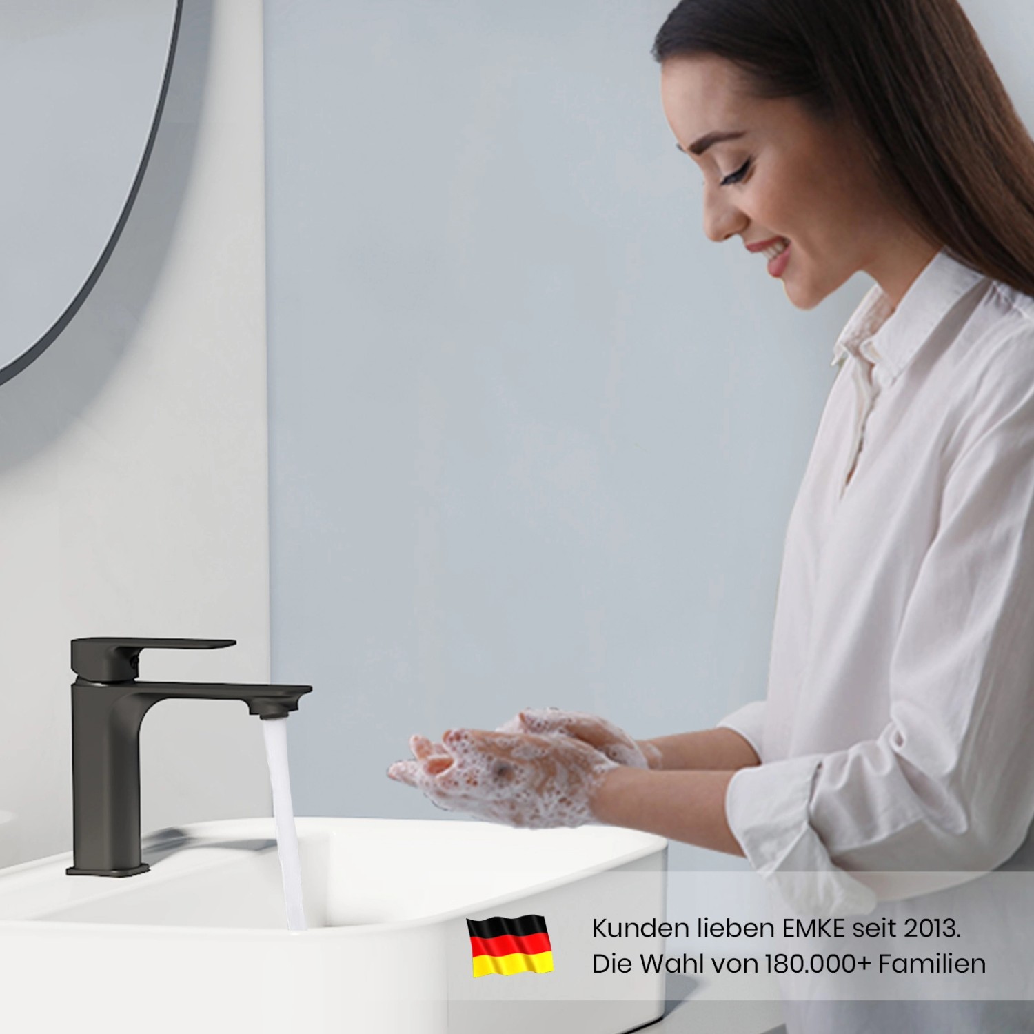 Emke Waschtischarmatur in Schwarz Matt mit Frau beim Händewaschen.