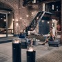 Enders® Feuerstelle Nova LED M Black-Chrome im Außenbereich mit Glaszylinder und Ambientebeleuchtung.