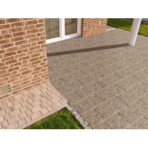 Verlegte Waschbetonplatten Buntkies 60x40 cm auf einer Terrasse. Gehwegplatten mit Kiesstruktur.