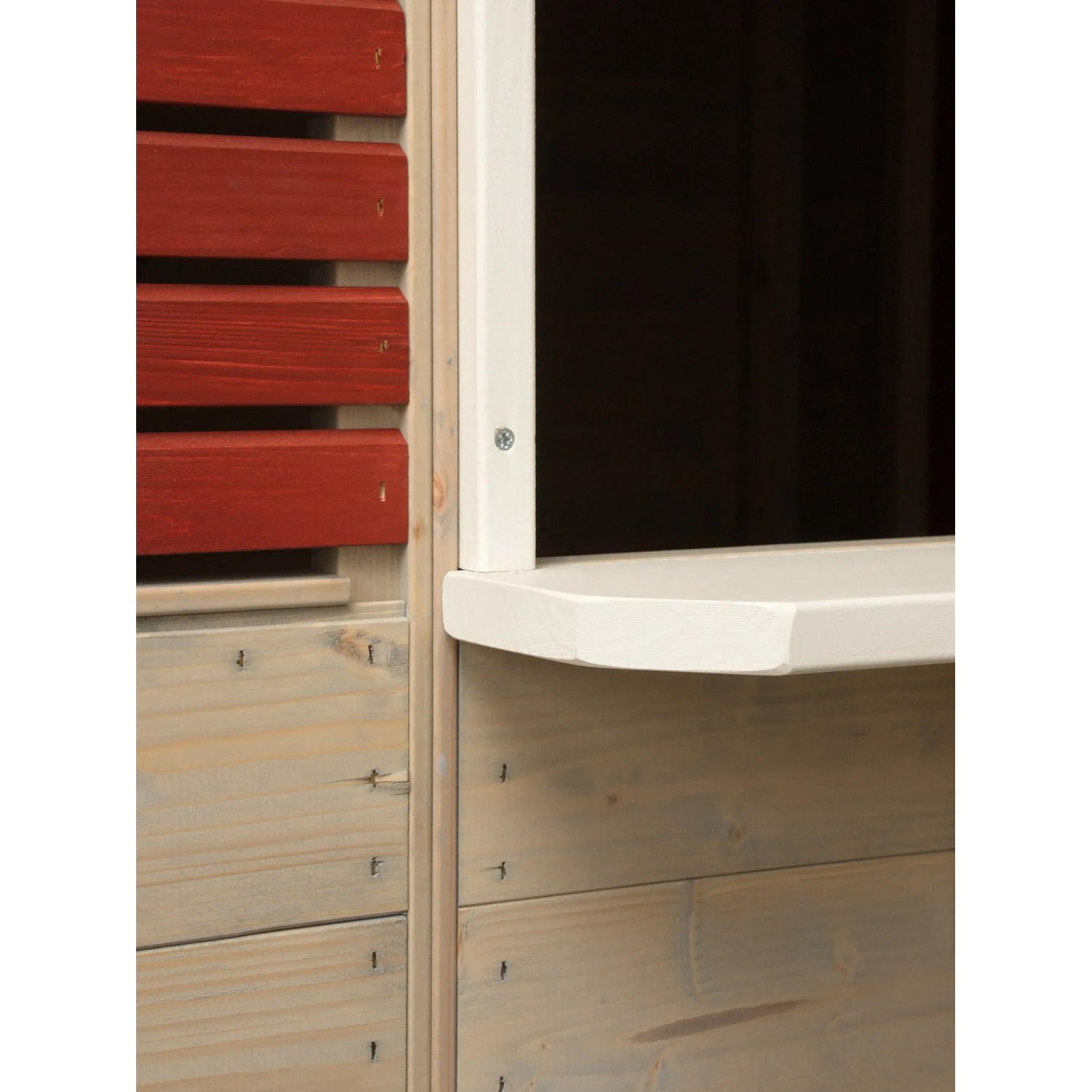 Detailansicht Fenster mit Fensterbank des Kinderspielhauses Krokodil von Wendi Toys.