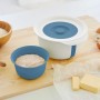 Rotho Backschüssel-Set Fresh Horizontblau, 2-teilig mit Schüsseln, Deckel und Zutaten.