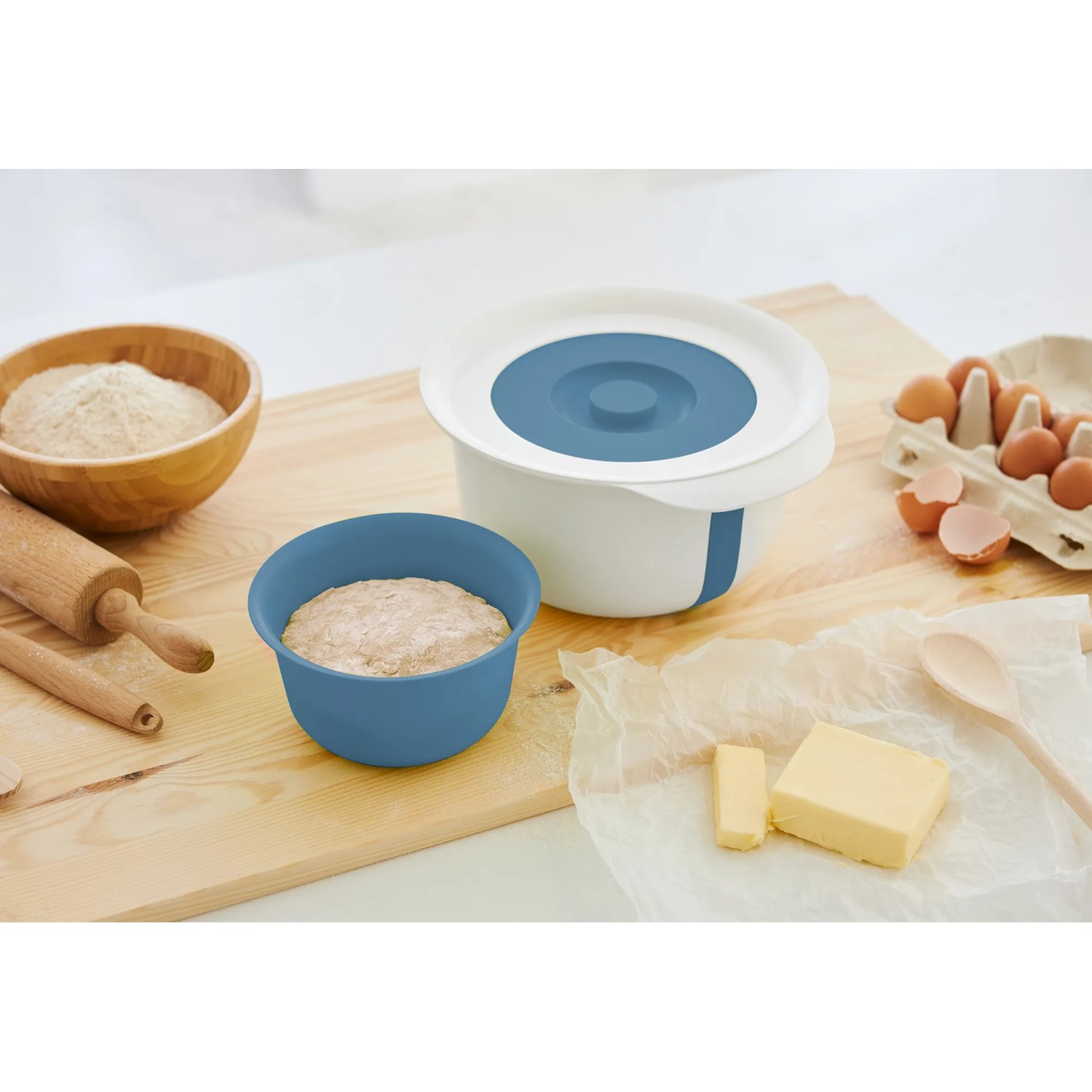 Rotho Backschüssel-Set Fresh Horizontblau, 2-teilig mit Schüsseln, Deckel und Zutaten.