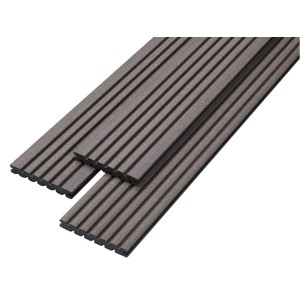 Graue WPC Terrassendielen (1,9x14,5x300 cm) mit geriffelter Oberfläche für rutschhemmende Terrassen.