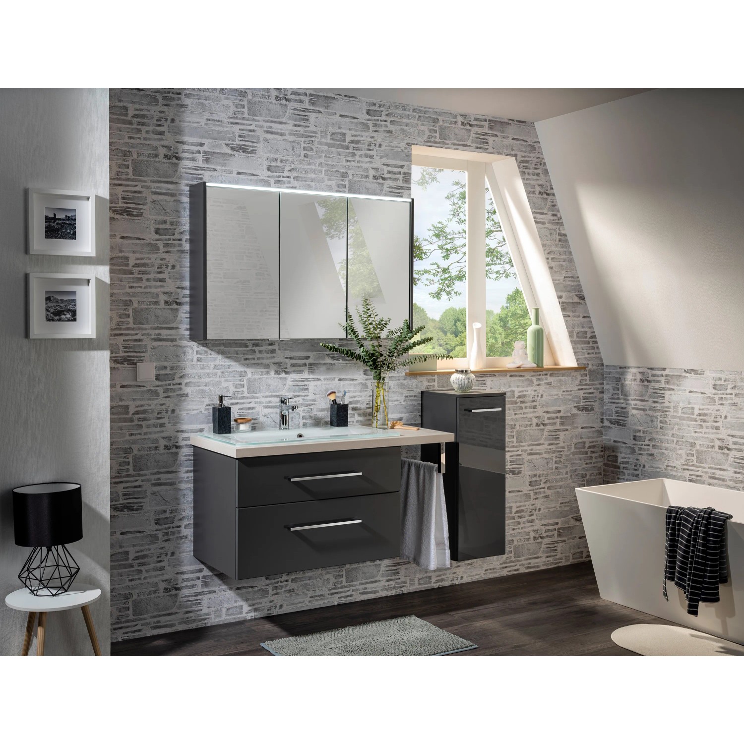 Fackelmann Spiegelschrank Denver, 110 cm, Anthrazit mit Softclose-Türen im modernen Badezimmer.