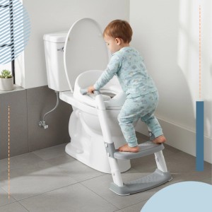 Kleinkind nutzt grau-weißen Relaxdays Kinder-Toilettensitz mit Leiter aus Kunststoff. Klappbar, höhenverstellbar, rutschfest.