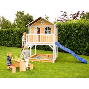 Axi Marc Spielhaus aus Holz mit blauer Rutsche und Sandkasten im Garten.