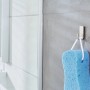 Tesa Powerstrips Haken Waterproof Zoom Edelstahl Small, 2er-Set im Badezimmer mit Schwamm.