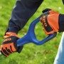 Hände mit OBI Arbeitshandschuhen (Größe 10) halten einen blauen Spaten. Gartenbekleidung für sicheren Griff.