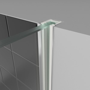 Detailaufnahme: Breuer Panorama Duschwand mit Chromprofil, Sicherheitsglas. Komplettdusche für barrierefreies Bad.