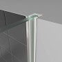 Detailaufnahme: Breuer Panorama Duschwand mit Chromprofil, Sicherheitsglas. Komplettdusche für barrierefreies Bad.