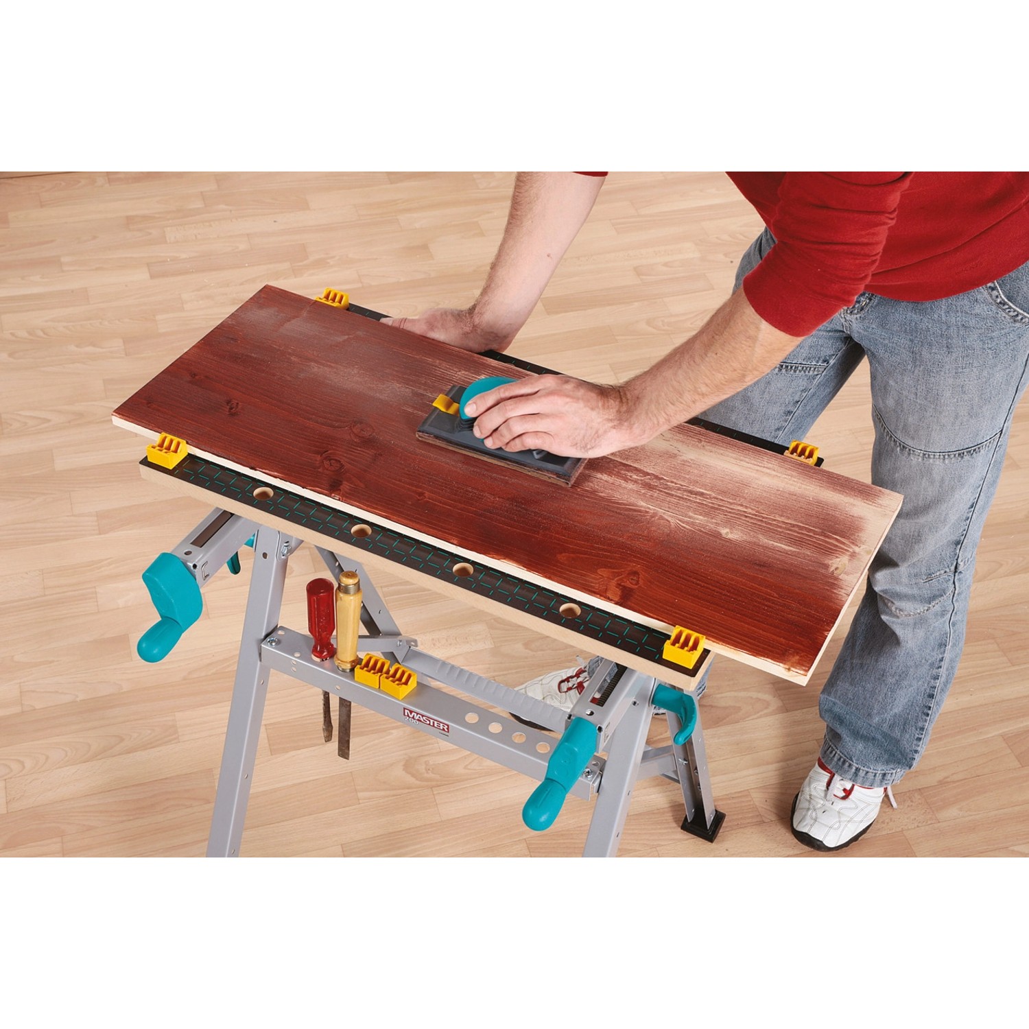 Wolfcraft Master 200 Werkbank beim Schleifen eines Holzstücks.