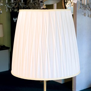 Cremeweißer Orion Lightstyle Lampenschirm (Ø 55cm) für Stehlampe mit oberer Befestigung.