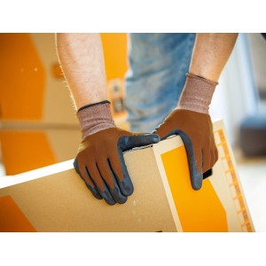 Mann trägt LUX Multi Handschuhe Gr. 10 beim Tragen eines Kartons.
