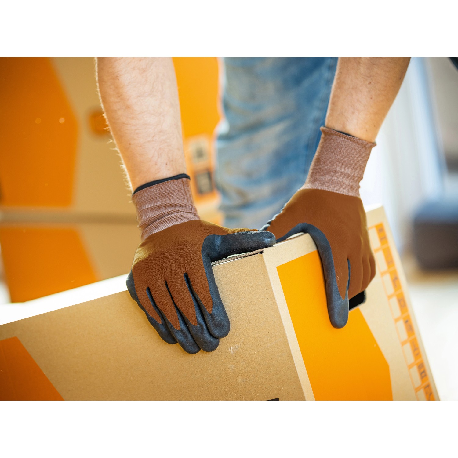 Mann trägt LUX Multi Handschuhe Gr. 10 beim Tragen eines Kartons.
