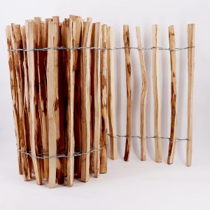 Aquagart Staketenzaun, 60cm hoch, aus Haselnussholz, mit verzinktem Draht.