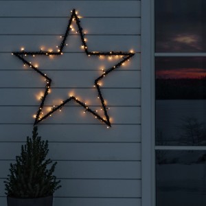Konstsmide Solar-Lichterkette als Stern mit bernsteinfarbenen LEDs an Hauswand.