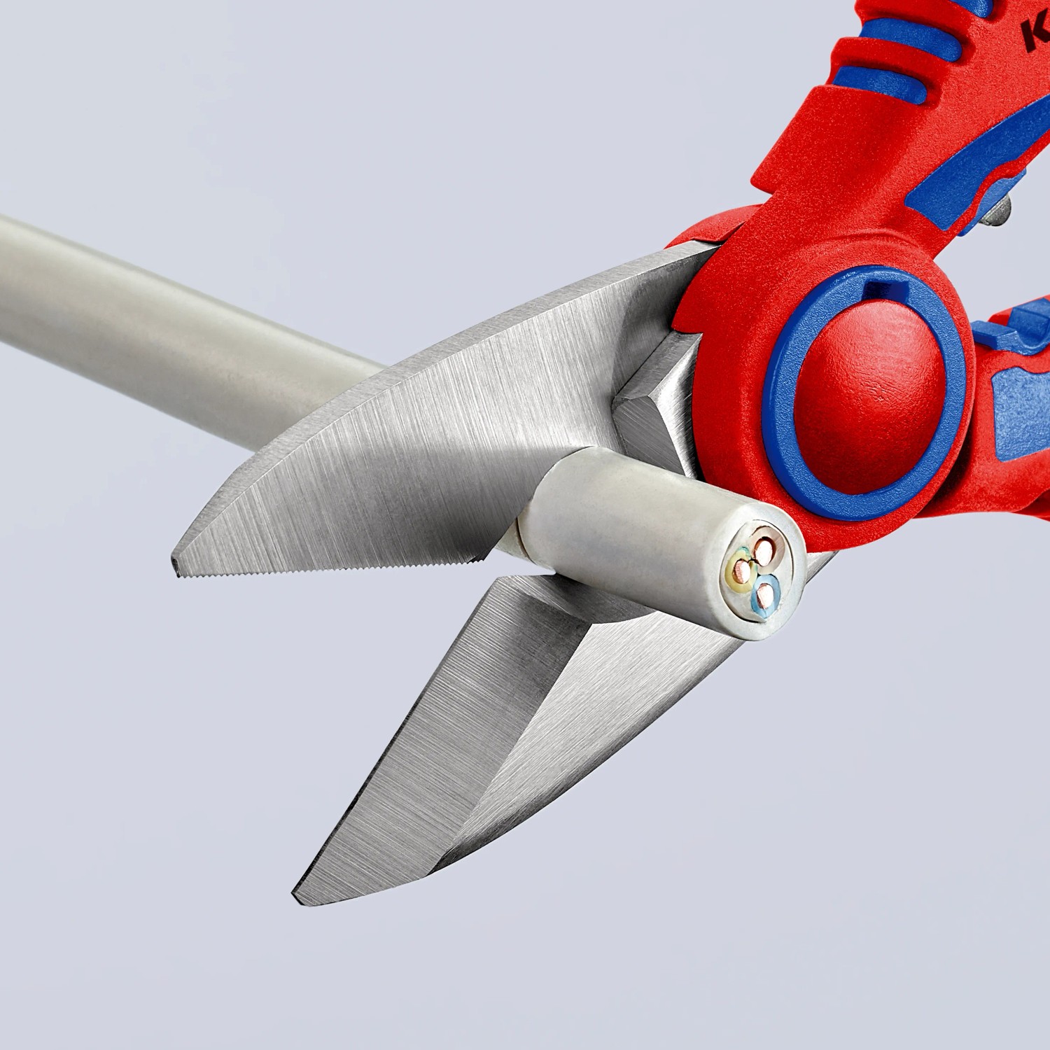 Knipex Elektrikerschere 160 mm schneidet Kabel. Zange mit rot-blauem Griff.