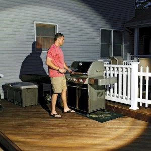 Mr. Beams LED-Außenstrahler beleuchtet Grillabend auf Terrasse. Weißer Strahler sorgt für Licht.