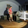 Mr. Beams LED-Außenstrahler beleuchtet Grillabend auf Terrasse. Weißer Strahler sorgt für Licht.