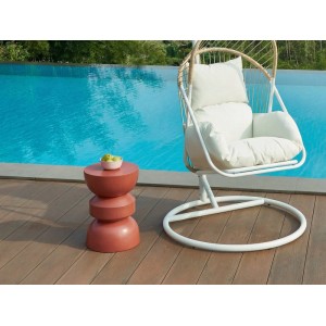 Terracotta Gartenbeistelltisch Toqo aus Metall, 35 cm, neben Pool auf Holzterrasse. Ideal für Gartenlounge.