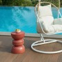 Terracotta Gartenbeistelltisch Toqo aus Metall, 35 cm, neben Pool auf Holzterrasse. Ideal für Gartenlounge.