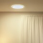 Weiße, runde WiZ LED-Deckenleuchte SuperSlim mit warmweißem Licht an der Decke.