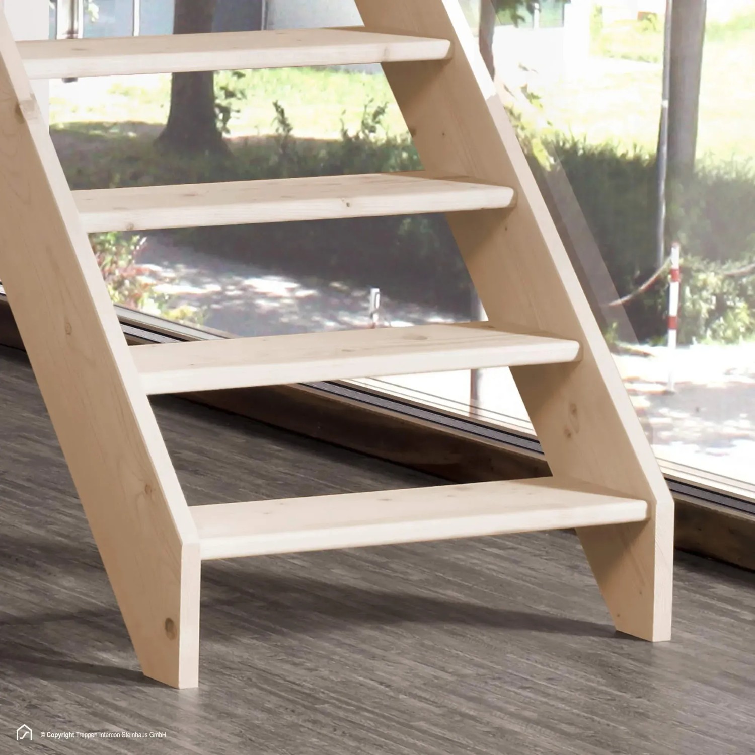 Raumspartreppe Casablanca aus Fichte, naturbelassen. Holztreppe ohne Geländer und Setzstufen.