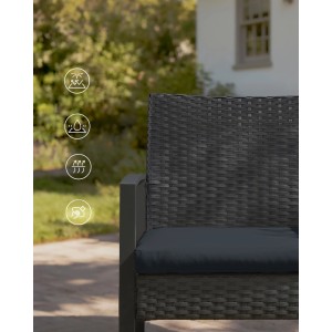 Detailaufnahme: Schwarzes Gartenmöbel-Set mit Polyrattan-Stuhl und Sitzkissen.