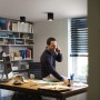 Schwarzer Philips Hue Pillar LED-Aufbauspot White Ambiance im Wohnraum.