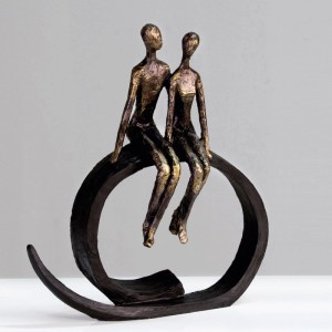 Dekorative Skulptur "Close" aus Kunstharz: bronzefarbenes, schwarzes Paar auf geschwungener Basis. Matt, strukturiert, 35 cm hoch.