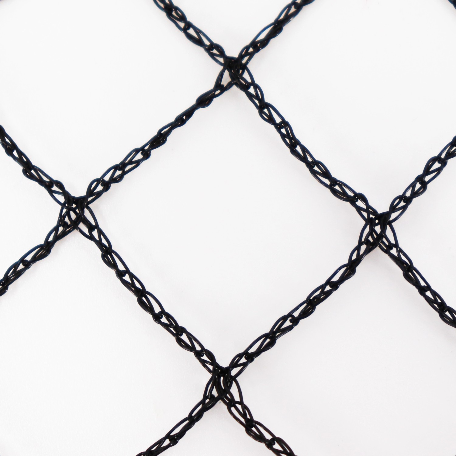 Detailaufnahme: Schwarzes Aquagart Teichnetz (Maschenweite 20x20mm) zum Schutz vor Laub und Vögeln.