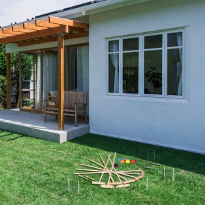 Relaxdays Krocketspiel aus Kirschholz mit bunten Kugeln, Schlägern und Metalltoren auf einer Wiese.