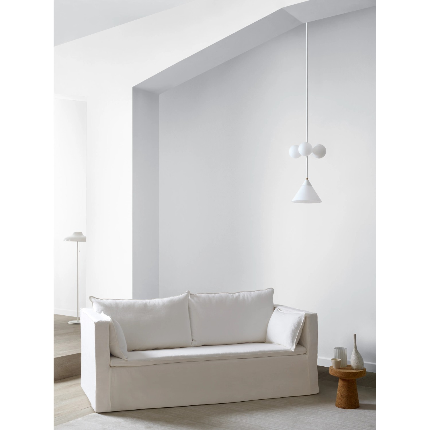 ELLE DECORATION Wandfarbe Angelic No. 606 (matt, 125ml) im hellen Wohnraum.