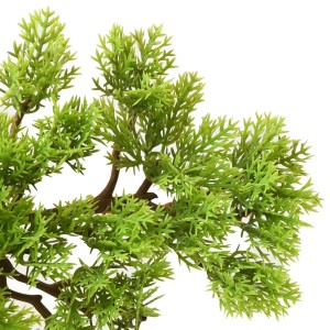 Detailaufnahme: Künstlicher Bonsai Zypresse, grüne Nadeln, brauner Stamm. Dekorative Kunstpflanze.