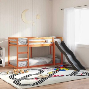 Wachsbraunes Kiefernholz Etagenbett mit Rutsche und Leiter im Kinderzimmer.
