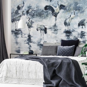 Fototapete Kranich im Gemälde-Stil (weiß/blau) im Schlafzimmer. Guido Maria Kretschmer Vliestapete.