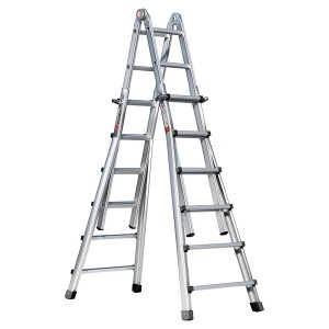 Euroline Premium Vario-Klappleiter 4x6 Sprossen aus Aluminium, als Stehleiter aufgestellt.