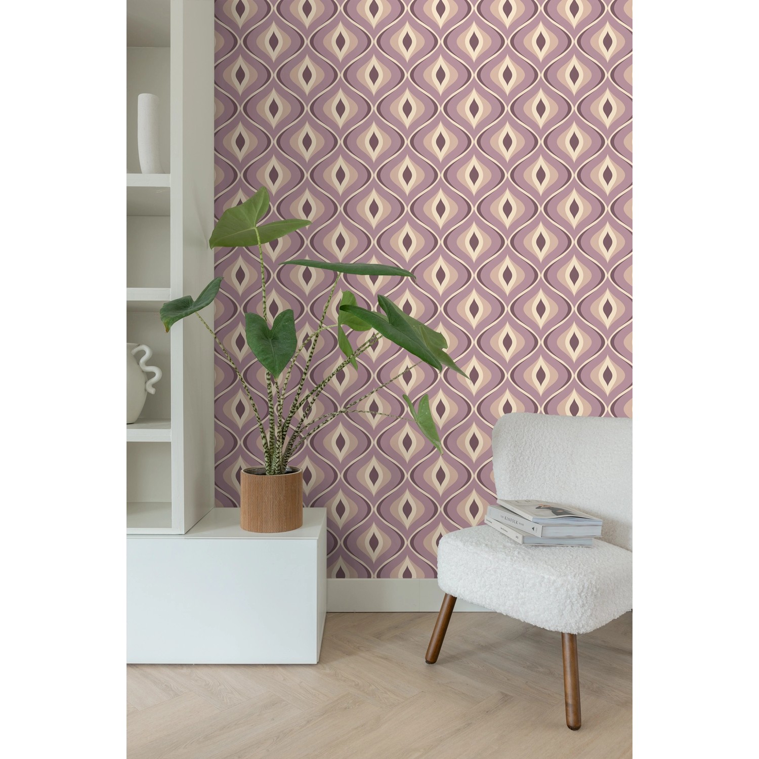 ESTAhome Vliestapete Retro-Ornamente in Violett, kombiniert mit Regal, Pflanze und Sessel.
