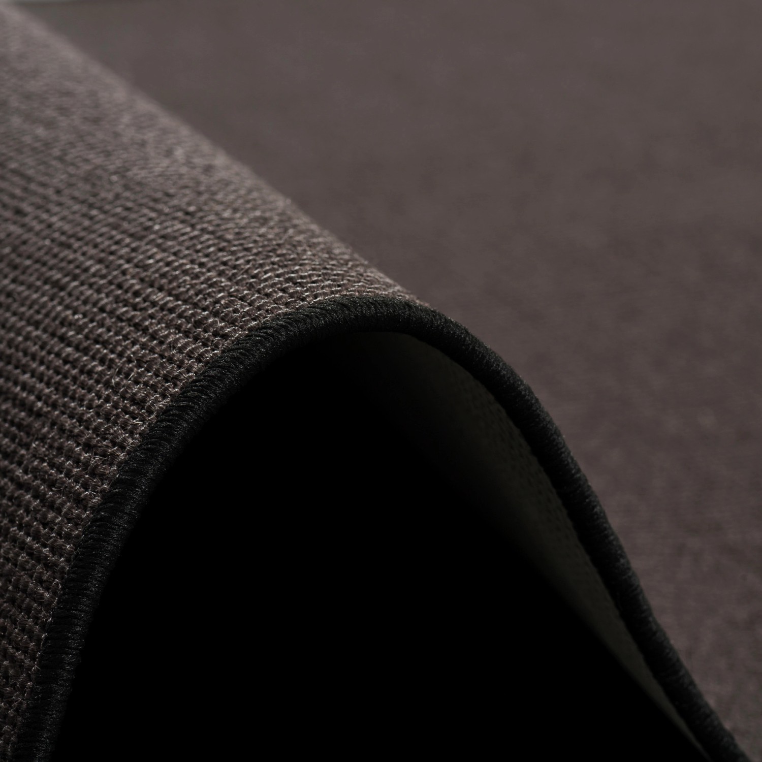 Detailaufnahme: Schwarzer Snapstyle Sisal Teppichläufer (100x300cm) mit rutschfestem Rücken.