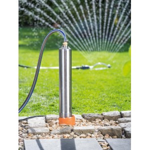 Tiefbrunnenpumpe BTP 4500/E-4 im Einsatz zur Gartenbewässerung mit Rasensprenger.
