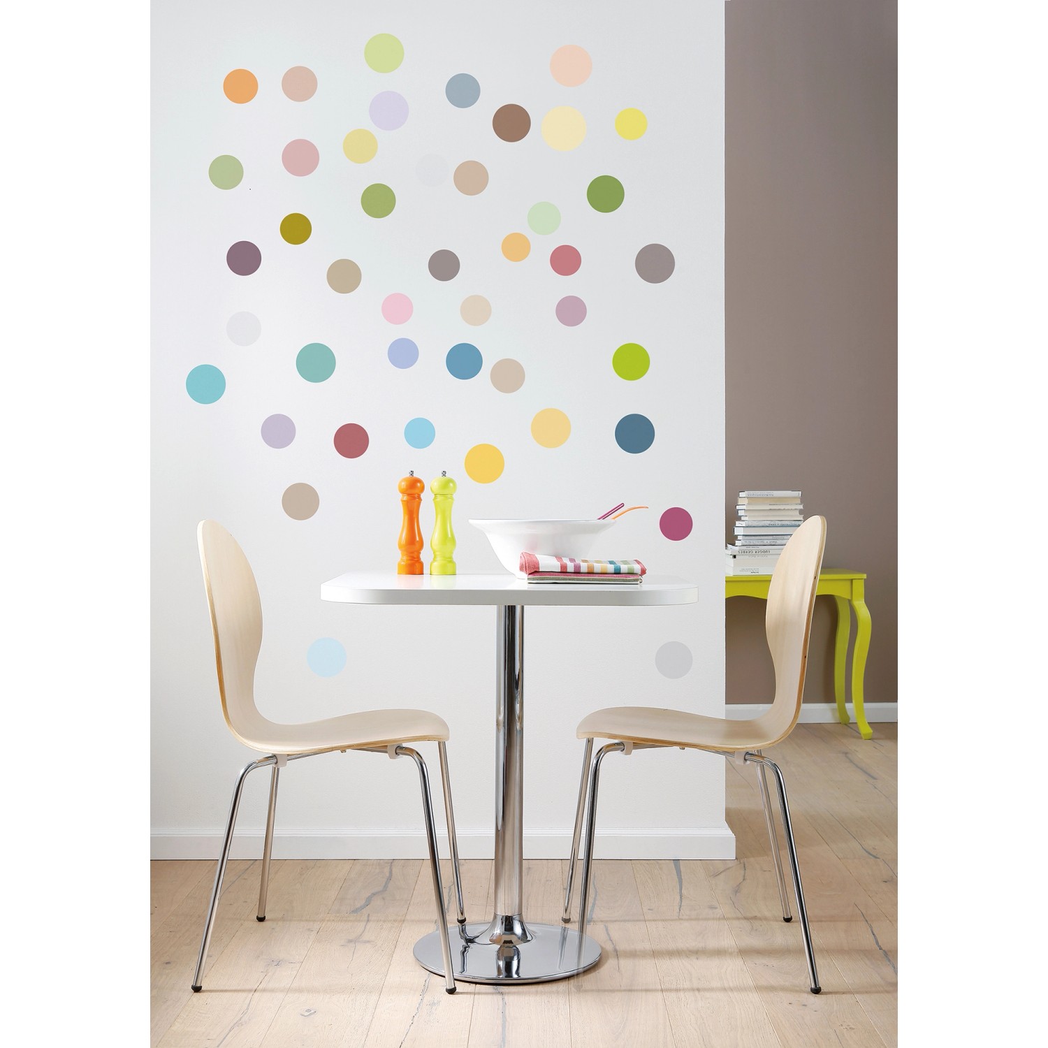 Wandsticker Dots von Komar, bunte Punkte als Wanddekoration im Wohnraum.
