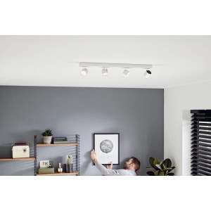 Philips myLiving LED-Spot 4er Star, weiß, an der Decke montiert. Warmglow-Effekt.
